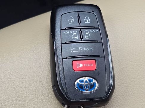 Used 2021 Toyota Sienna XLE FWD image 32