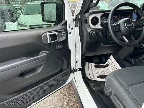 Used 2024 Jeep Gladiator Sport AWD/4WD image 9