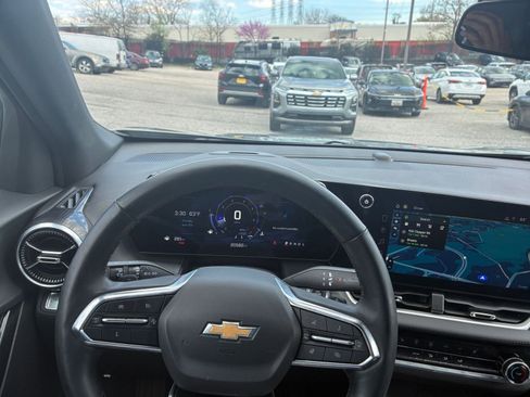 Used 2025 Chevrolet Equinox LT FWD image 29