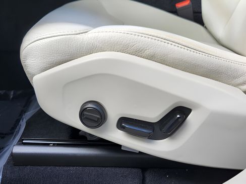 Used 2020 Volvo XC60 T8 Momentum w/ Protection Package Premier image 11