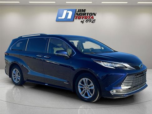 Used 2021 Toyota Sienna Limited image 3