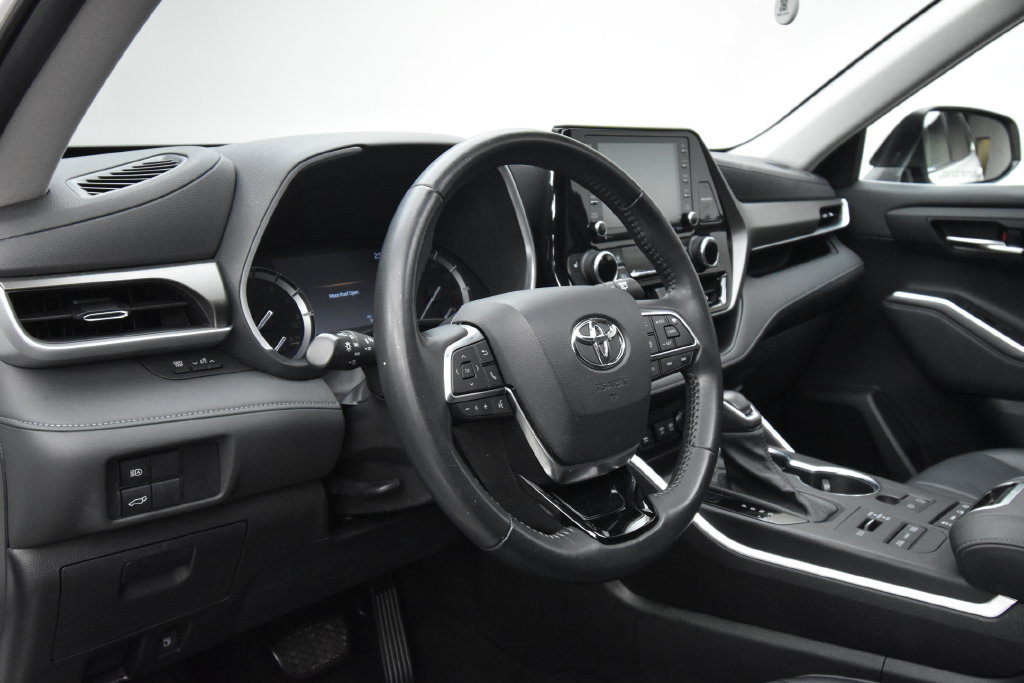 Used 2020 Toyota Highlander XLE AWD/4WD image 12