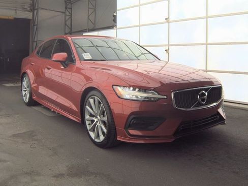 Used 2019 Volvo S60 T5 Momentum w/ Premium Package image 3