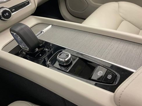 Certified 2023 Volvo XC60 B5 Plus AWD/4WD image 19