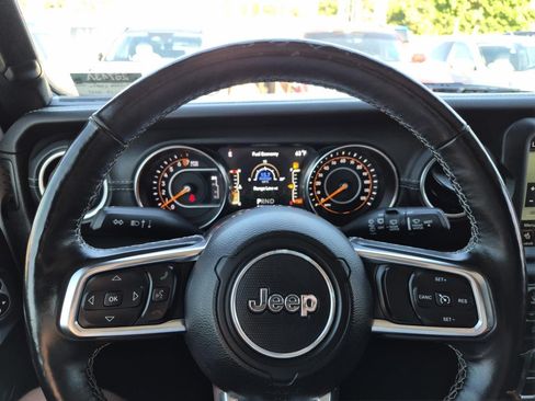 Used 2019 Jeep Wrangler Unlimited Sahara w/ Uconnect 4C Nav & Sound Group AWD/4WD image 18