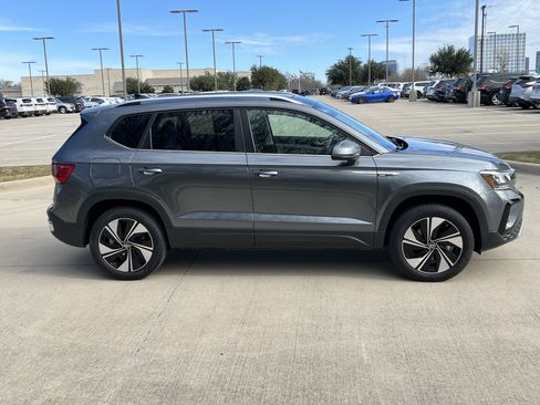 Certified 2024 Volkswagen Taos SE w/ Panoramic Sunroof Package image 11