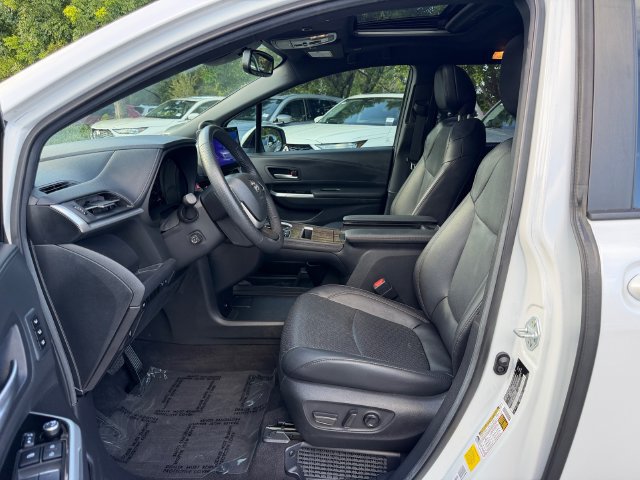 Used 2025 Toyota Sienna Limited FWD image 9