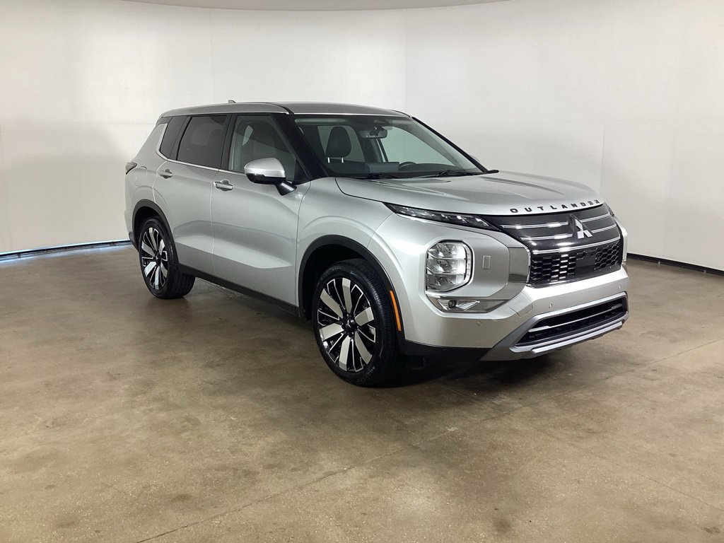 Used 2025 Mitsubishi Outlander SE AWD/4WD image 3