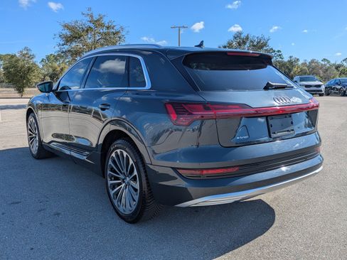 Used 2019 Audi e-tron Prestige w/ Prestige Package image 7