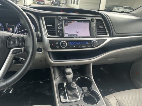 Used 2019 Toyota Highlander Limited AWD/4WD image 32