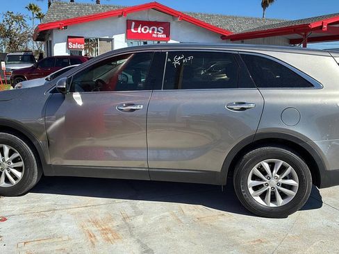 Used 2017 Kia Sorento L FWD image 2