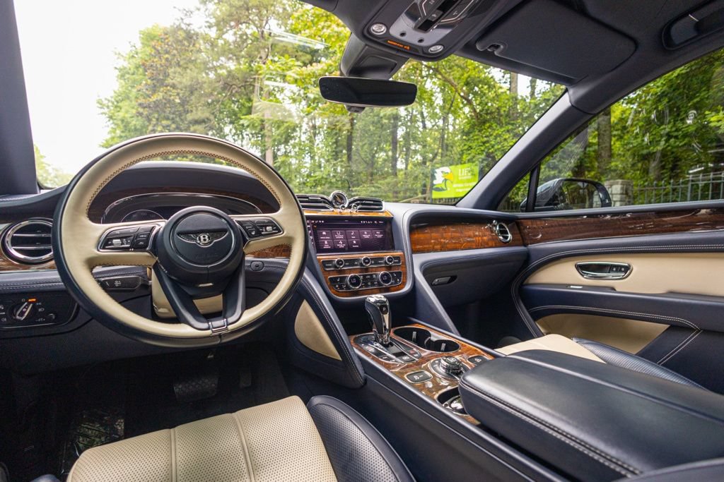 Used 2021 Bentley Bentayga AWD/4WD image 39
