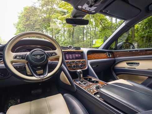 Used 2021 Bentley Bentayga AWD/4WD image 39