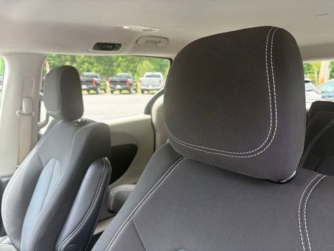 Used 2022 Chrysler Voyager LX FWD image 5