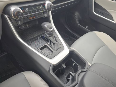 Used 2022 Toyota RAV4 XLE Premium image 17