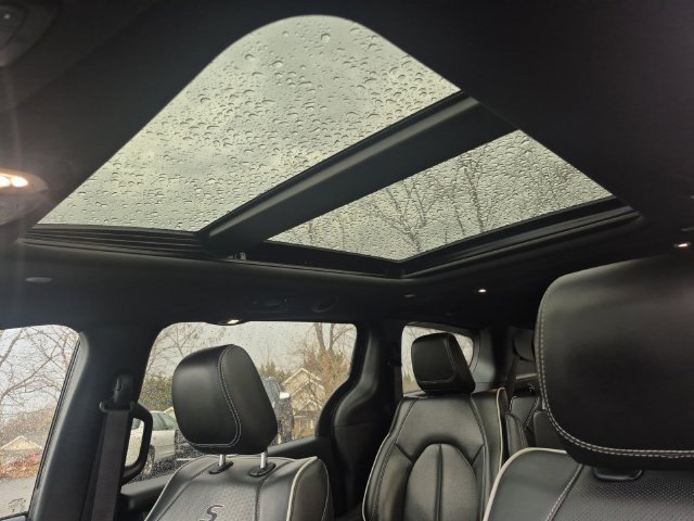 Used 2024 Chrysler Pacifica Premium FWD image 29