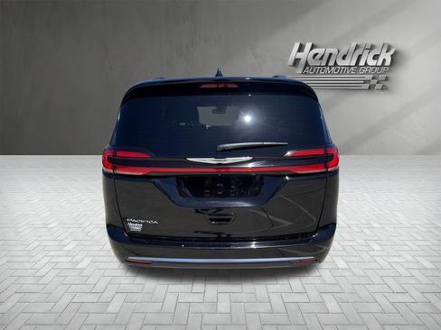 Used 2024 Chrysler Pacifica Pinnacle FWD image 9