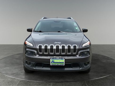 Used 2018 Jeep Cherokee Latitude Plus w/ Comfort/Convenience Group AWD/4WD image 2