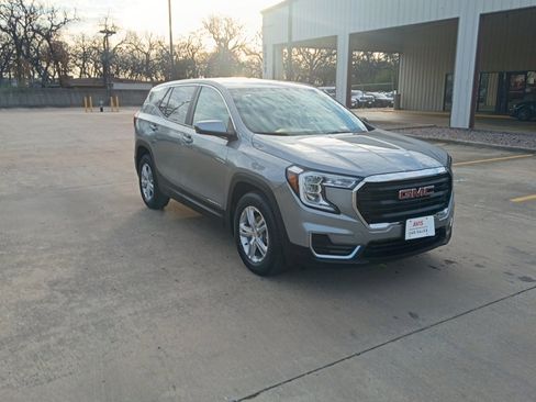 Used 2024 GMC Terrain SLE image 3