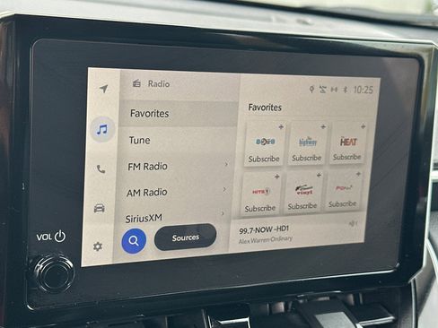 Used 2025 Toyota Corolla Cross XLE image 26