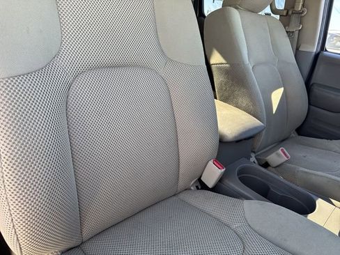 Used 2016 Nissan Frontier SV image 24