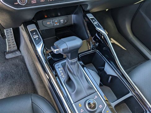 Certified 2025 Kia Sorento SX image 28