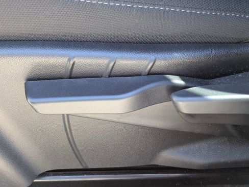 Used 2025 Chevrolet Equinox LT w/ Safety and Technology Package FWD image 12