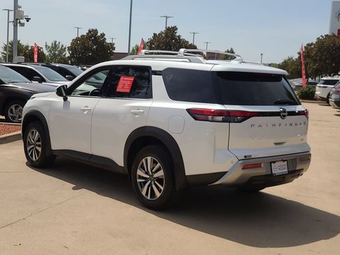 Certified 2025 Nissan Pathfinder SL FWD image 2