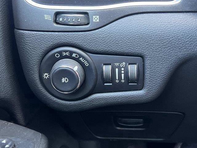 Used 2020 Jeep Cherokee Trailhawk w/ Cold Weather Group AWD/4WD image 29
