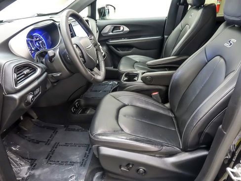 Used 2021 Chrysler Pacifica Touring-L w/ S Appearance Package image 9