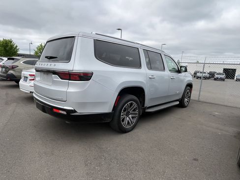 Used 2024 Jeep Wagoneer L Series II w/ Flexible Seating Group AWD/4WD image 5
