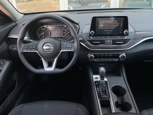 Used 2025 Nissan Altima 2.5 SV FWD image 10