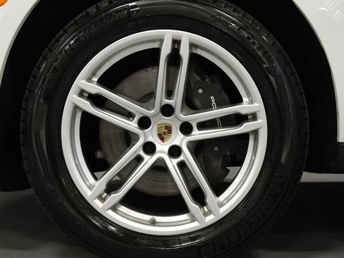 Certified 2025 Porsche Macan AWD/4WD image 9