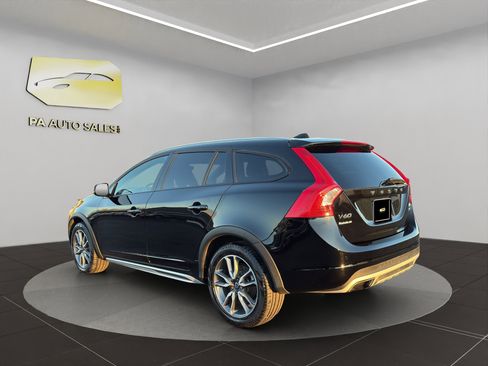 Used 2017 Volvo V60 T5 Cross Country w/ Convenience Package image 5