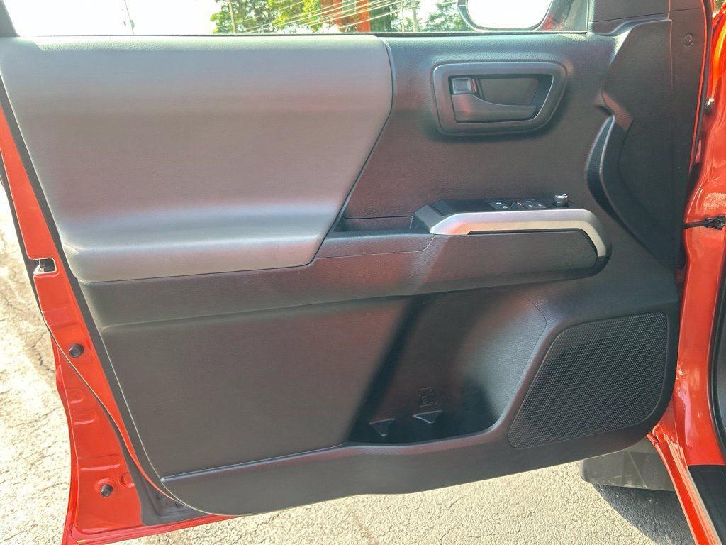 Used 2016 Toyota Tacoma SR5 AWD/4WD image 10