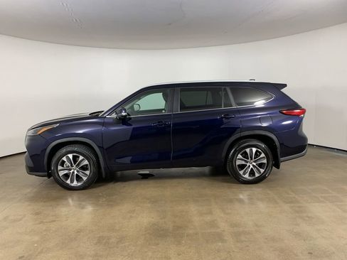 Used 2023 Toyota Highlander XLE AWD/4WD image 18