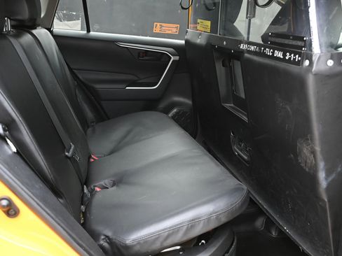 Used 2023 Toyota RAV4 LE AWD/4WD image 20