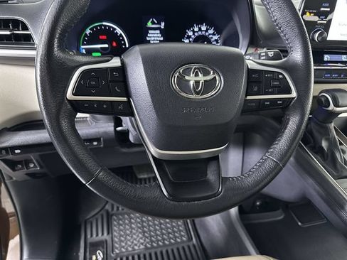 Used 2024 Toyota Sienna XLE AWD/4WD image 11