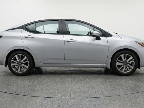 Used 2025 Nissan Versa SV image 8