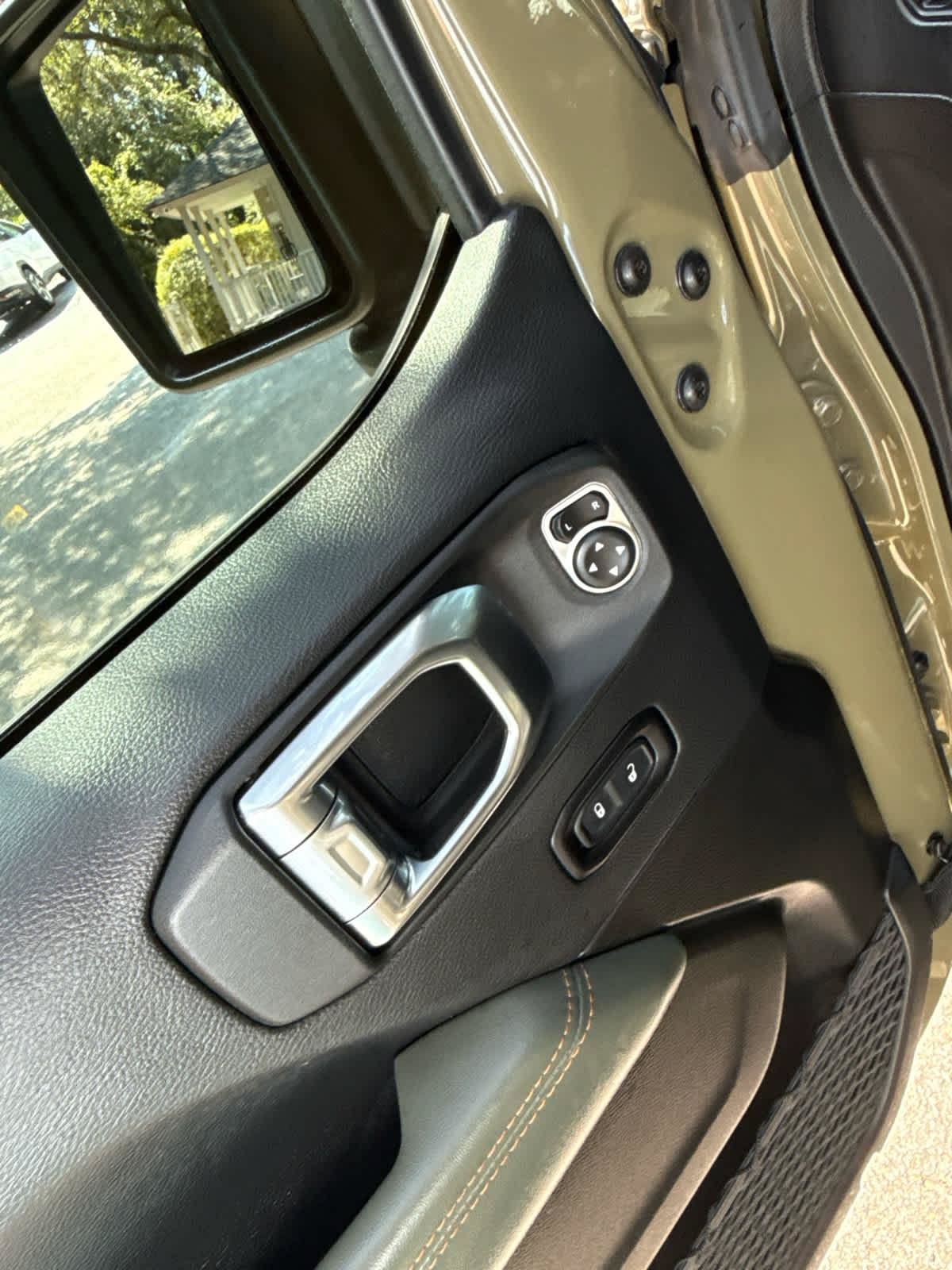 Used 2025 Jeep Gladiator Mojave w/ Convenience Group AWD/4WD image 20