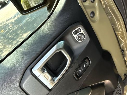 Used 2025 Jeep Gladiator Mojave w/ Convenience Group AWD/4WD image 20