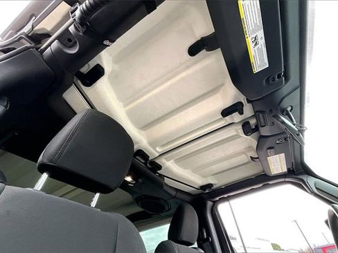 Used 2018 Jeep Wrangler Sport S image 23