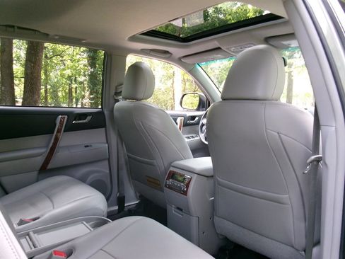 Used 2012 Toyota Highlander Limited w/ Tow Pkg FWD image 22