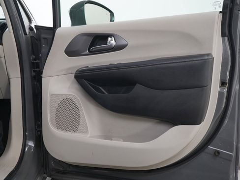 Used 2022 Chrysler Pacifica Touring-L FWD image 9