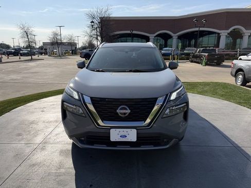 Used 2022 Nissan Rogue SL w/ SL Premium Package image 2
