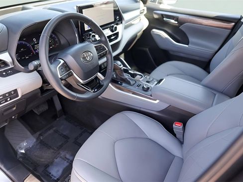 Used 2025 Toyota Highlander Platinum image 13