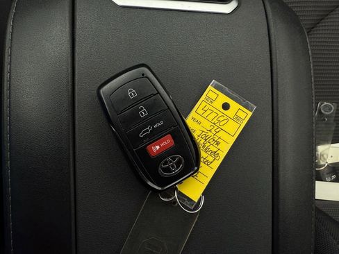 Used 2024 Toyota Highlander Limited image 28