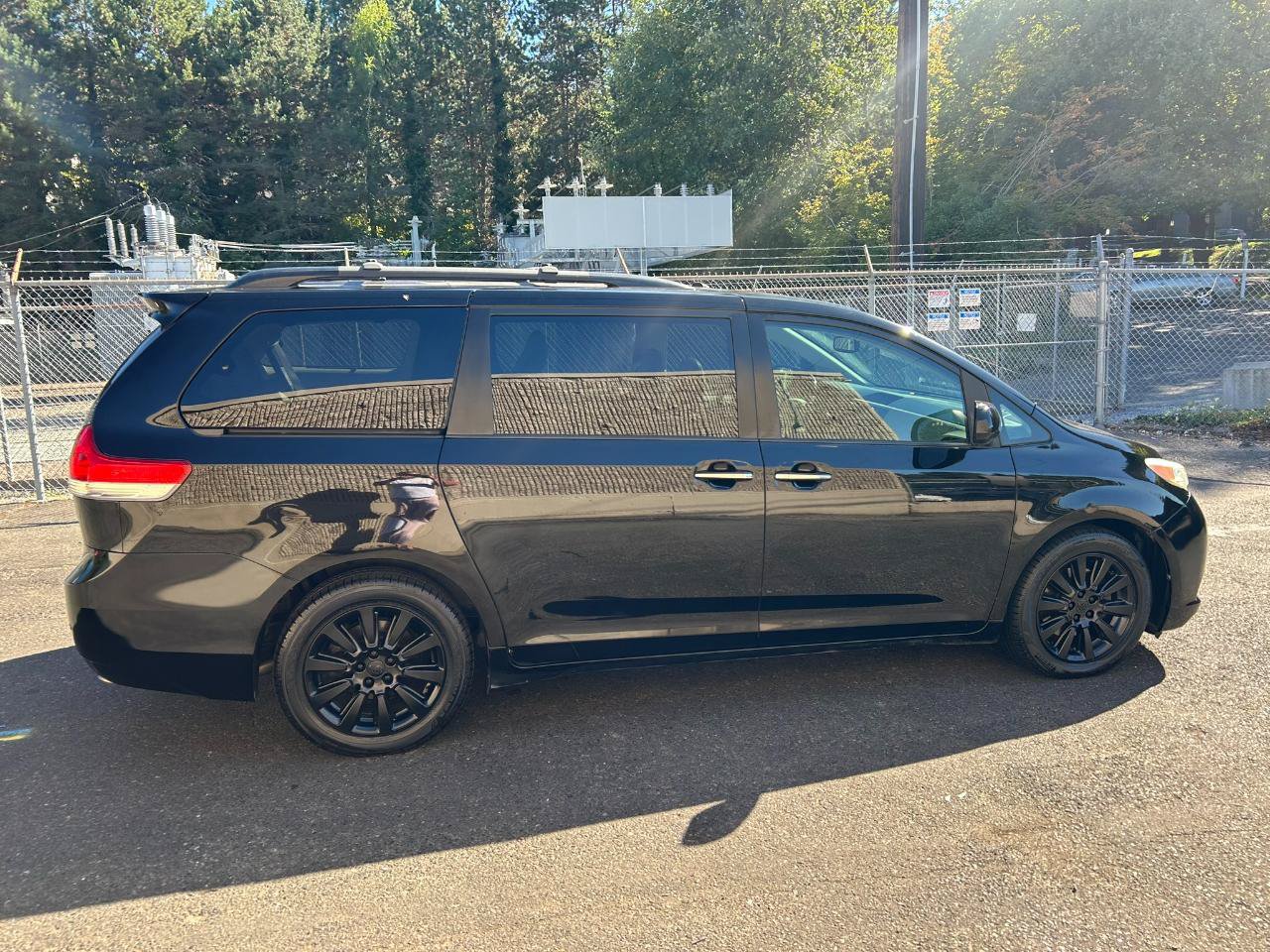 Used 2012 Toyota Sienna Limited w/ Premium Pkg AWD/4WD image 4