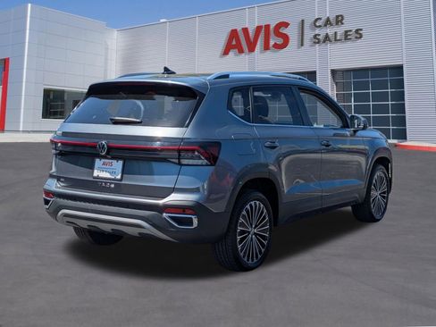 Used 2025 Volkswagen Taos SE image 6