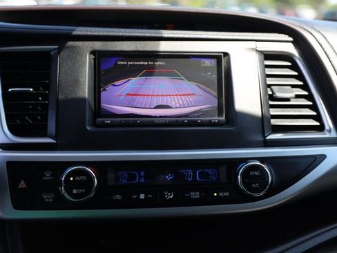 Used 2018 Toyota Highlander Plus AWD/4WD image 26